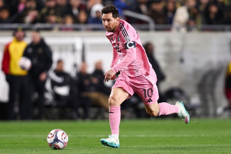 星空体育直播团队-足坛历史射手榜：C罗965球居首，梅西899球第2，贝利第3独狼第4